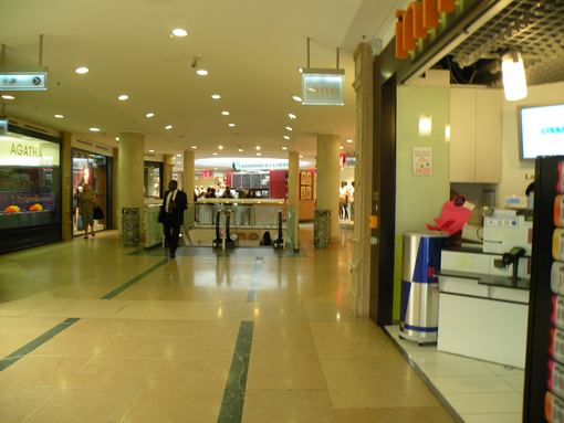  intérieur du centre commercial Passy Plaza